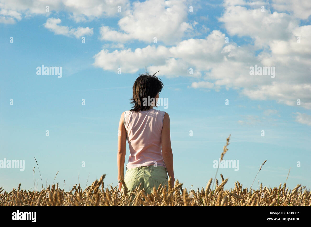Rückansicht des jungen Frau im Weizenfeld man Entfernung Stockfoto