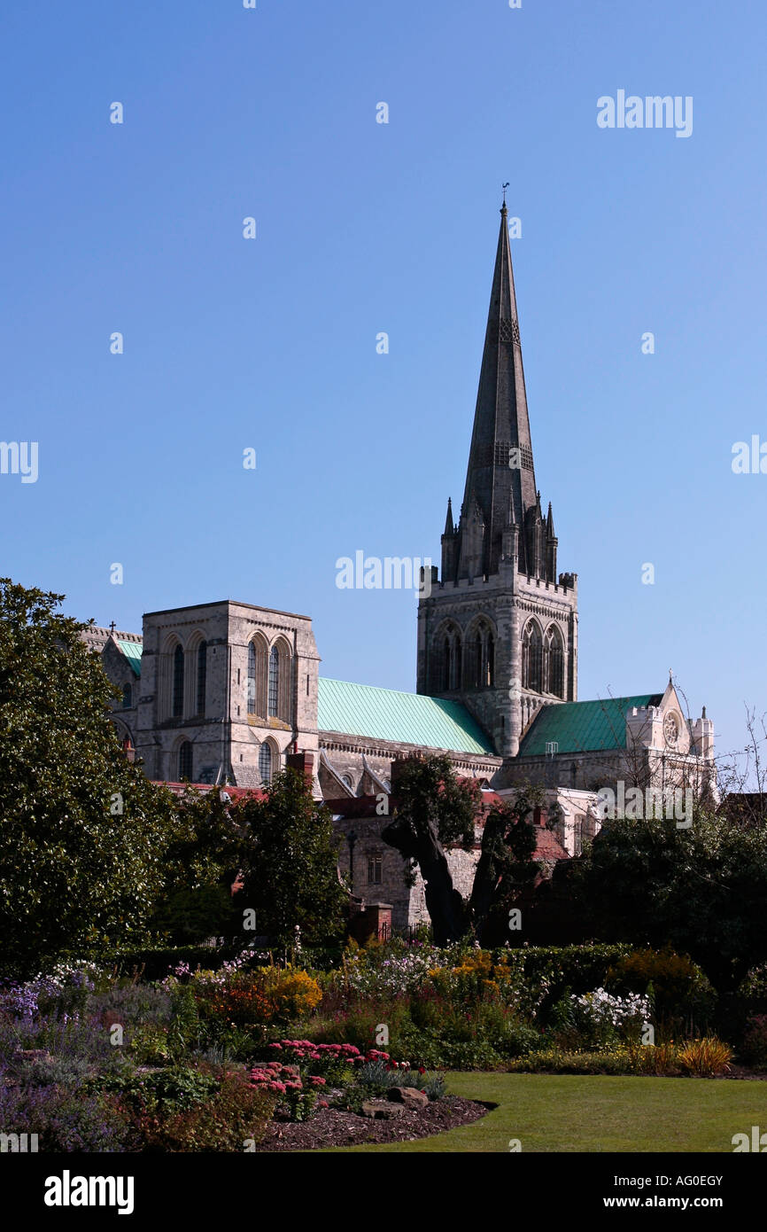 Bishops Palace Gardens mit Chichester Kathedrale im Hintergrund, Sussex, UK Stockfoto