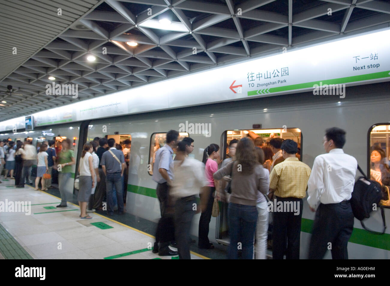 Passagiere auf überfüllten u-Bahn Zug während der Rush Hour am Abend in der Nähe von Peoples Square Station in Shanghai. Stockfoto