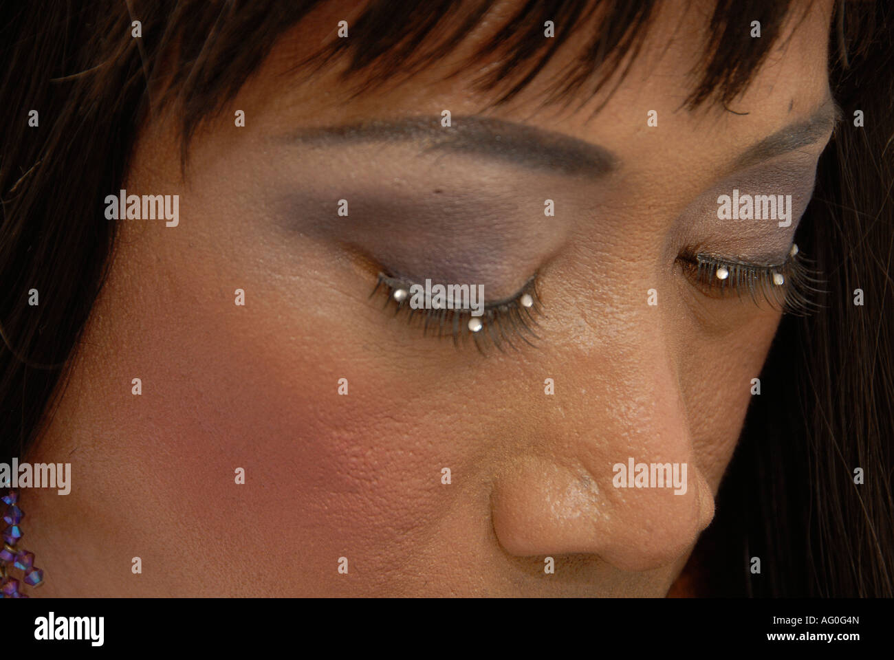 Augenlider eines Transgender mit Aufklebern geschmückt, Thailand Stockfoto