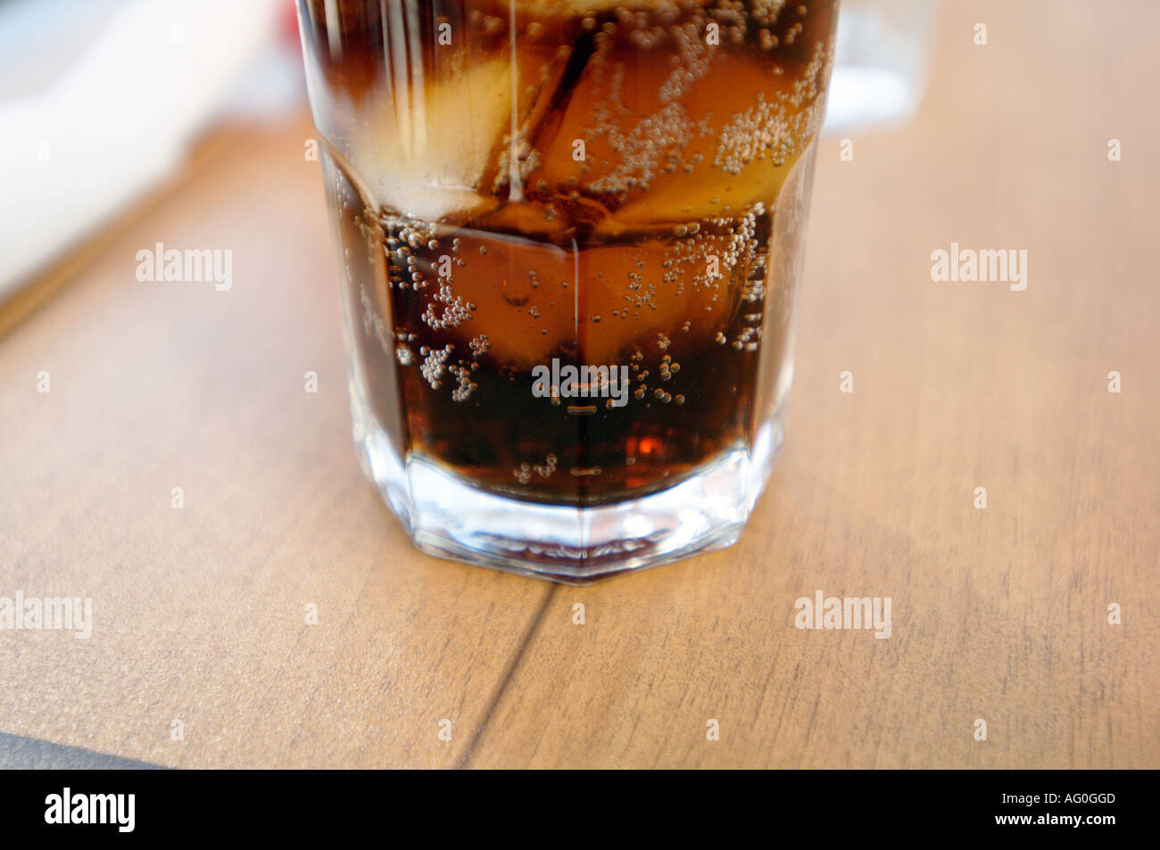 Glas Cola auf Tisch Stockfoto