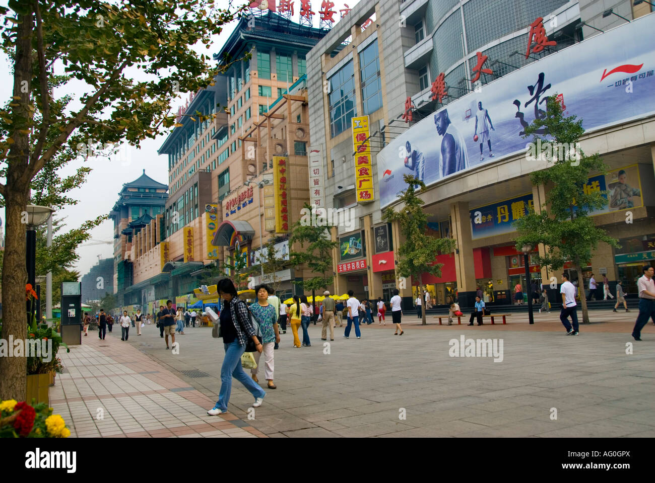 Peking CHINA, Einkaufsviertel Allgemeine Straßenszene 'Wangfujing Street' Commercial City Center 'Xia Zhong Guo' asia asian Road, chinesische Stadt beschäftigt, Stockfoto