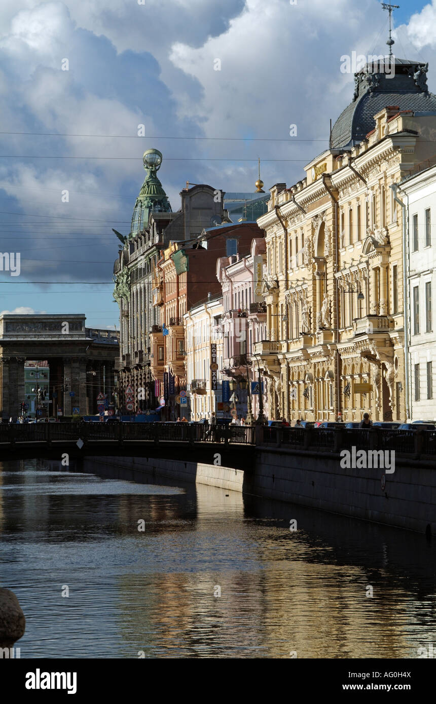 Gebäude entlang der Gribojedow Kanal in St Petersburg Russland den Kanal ist manchmal bezeichnet als Grideodova Kanal Stockfoto