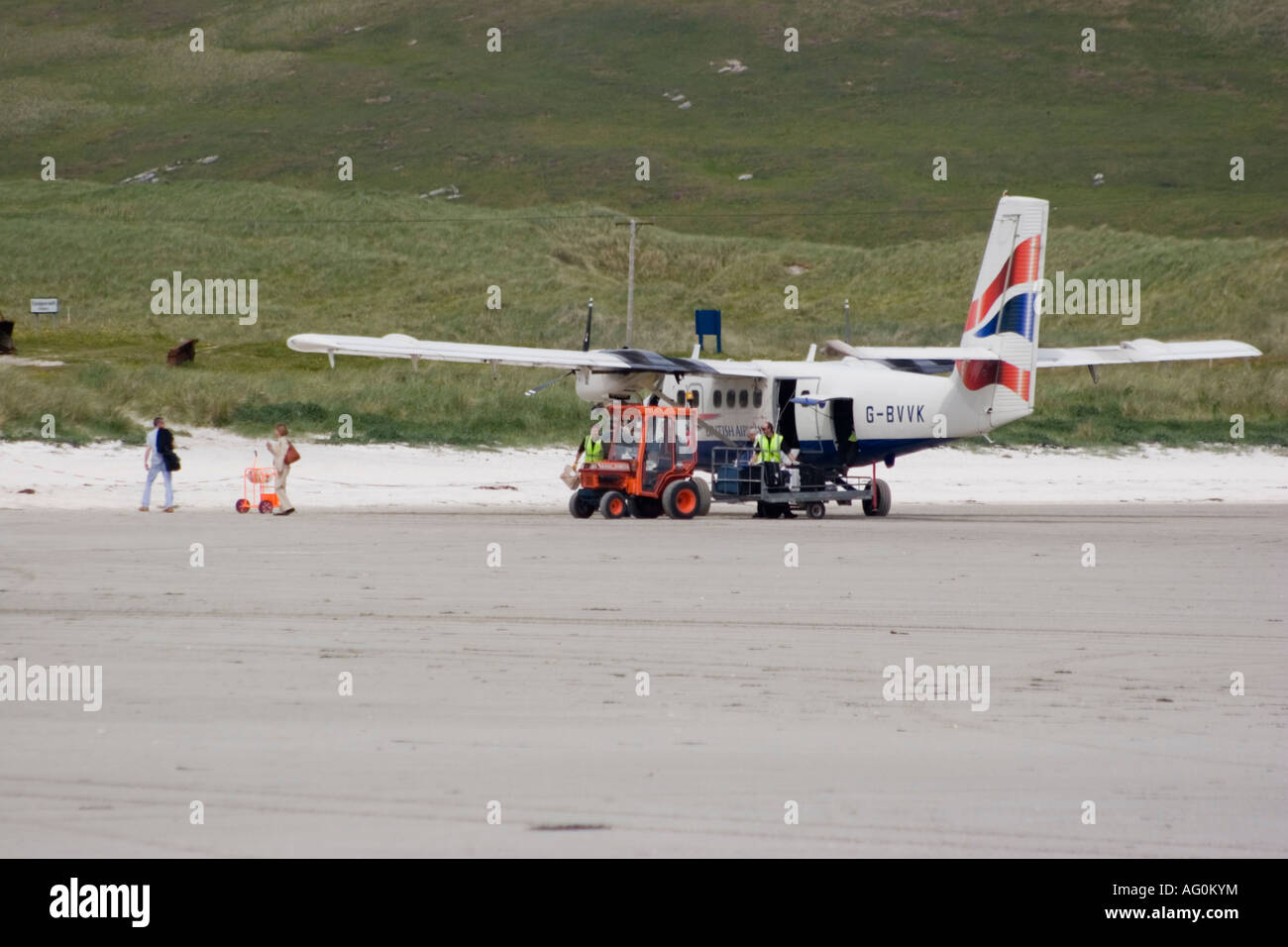 Barra Airport am Strand, wo die Flugzeuge landen und starten bei Ebbe auf hart, verpackt sand Stockfoto
