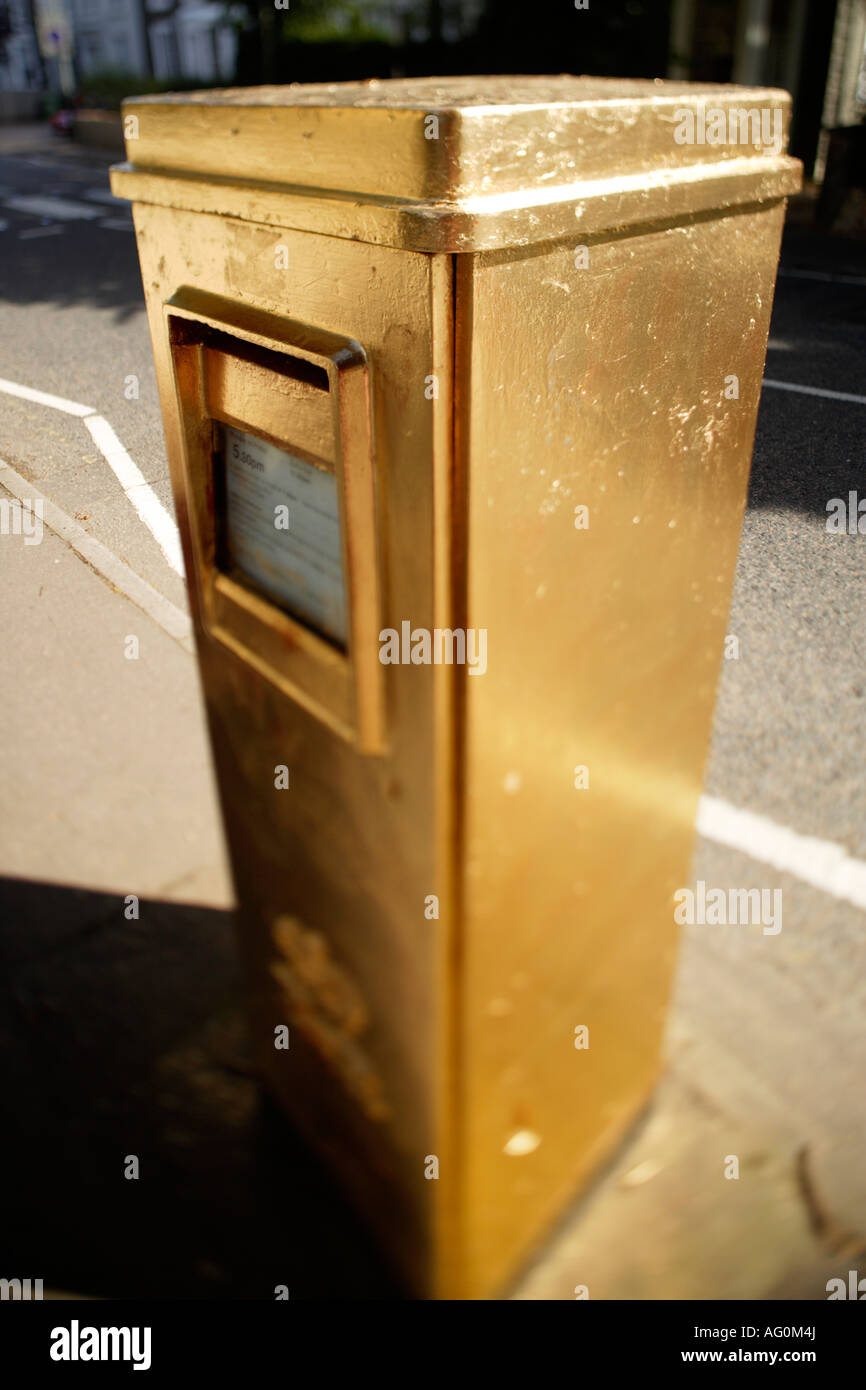 Säule-Box gemalt Gold, Norwich, Großbritannien Stockfoto Säule-Box gemalt Gold, Norwich, Großbritannien Stockfoto