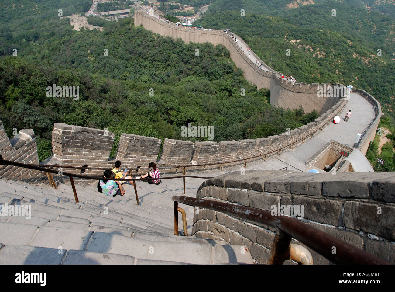 Steil abfallende Treppen von der riesigen verwinkelten der chinesischen Mauer bei Badaling, in der Nähe von Peking, China Stockfoto