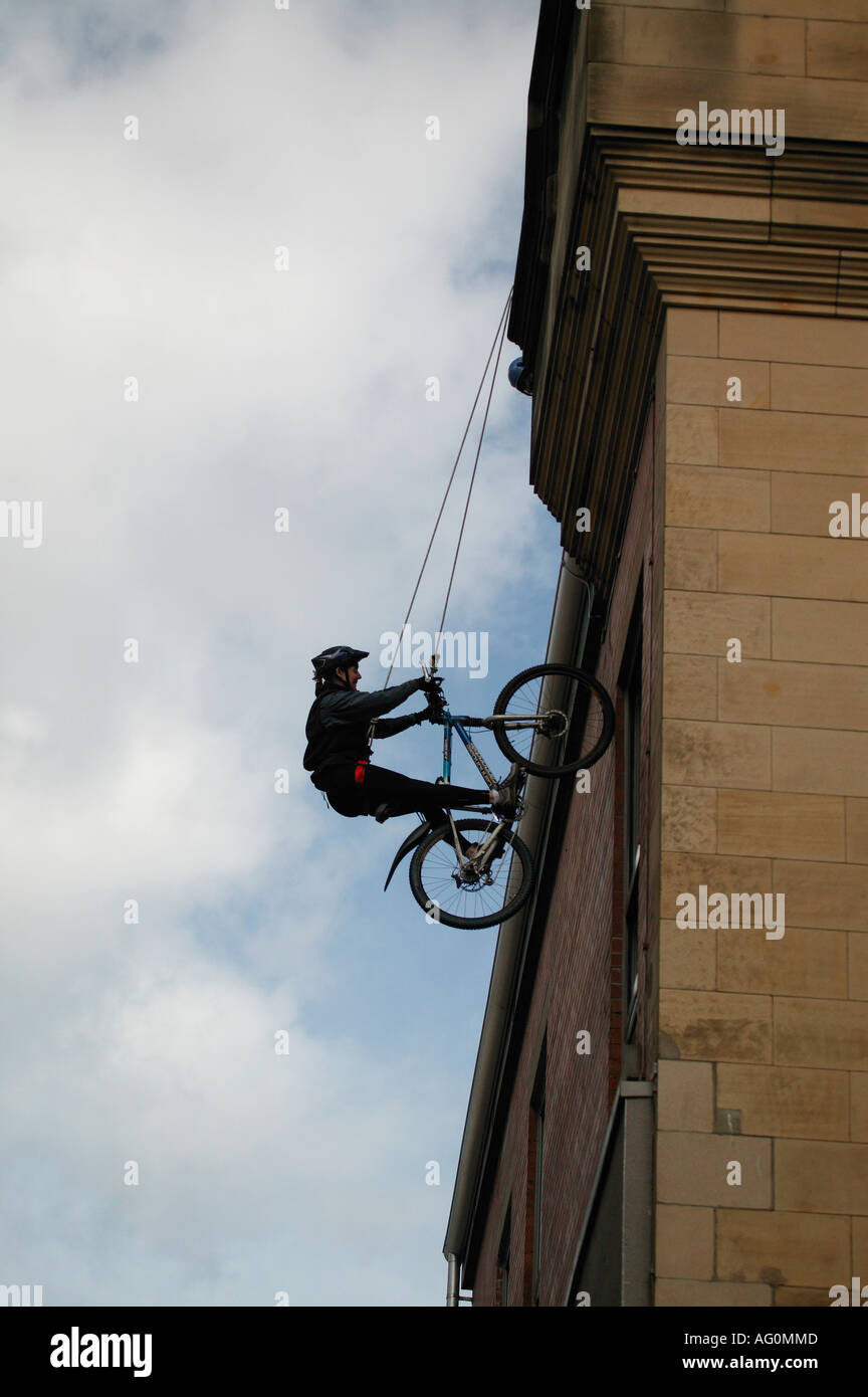 Mountain Bike Radfahrer Abseilen eine Mauer Stockfoto