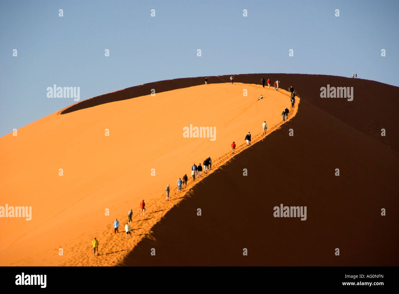 Bergsteiger auf Düne 45 im Sossusvlei Sand Dune, Naukluft Park, Namibia Stockfoto