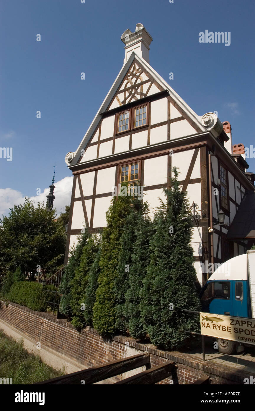 Historische Fachwerkwand von Maly Mlyn oder Small Mill in Danzig, Pomorskie, Polen, mit traditioneller Architektur unter einem klaren blauen Himmel. Stockfoto