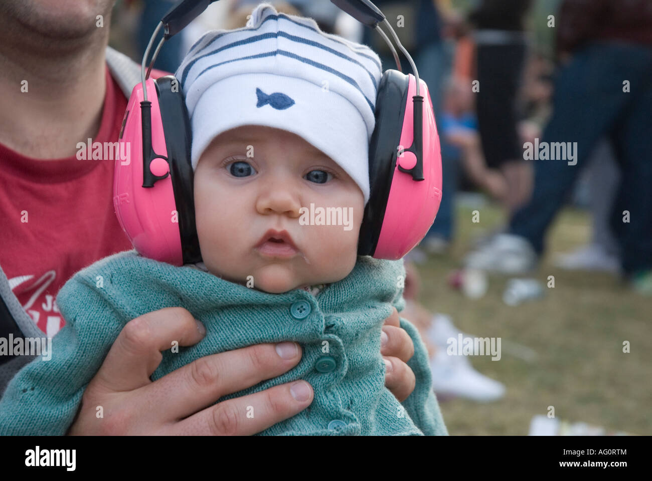 Ein Baby trägt Gehörschutz auf einem Musikfestival Stockfoto
