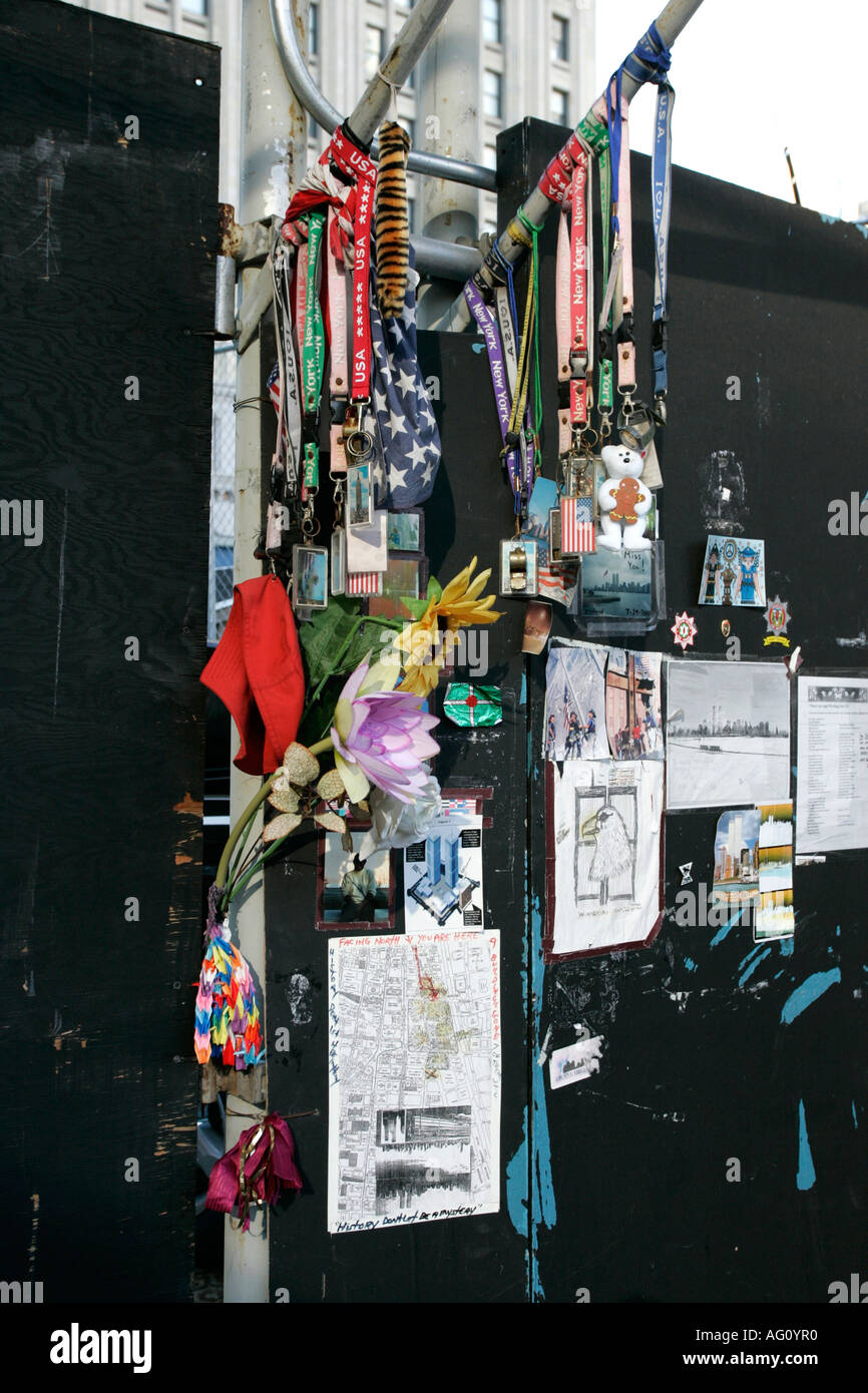 internationale Tributen Blumen und Gedenkstätten links geschliffen von Trauernden Wellwishers Null New York City-New York-USA Stockfoto