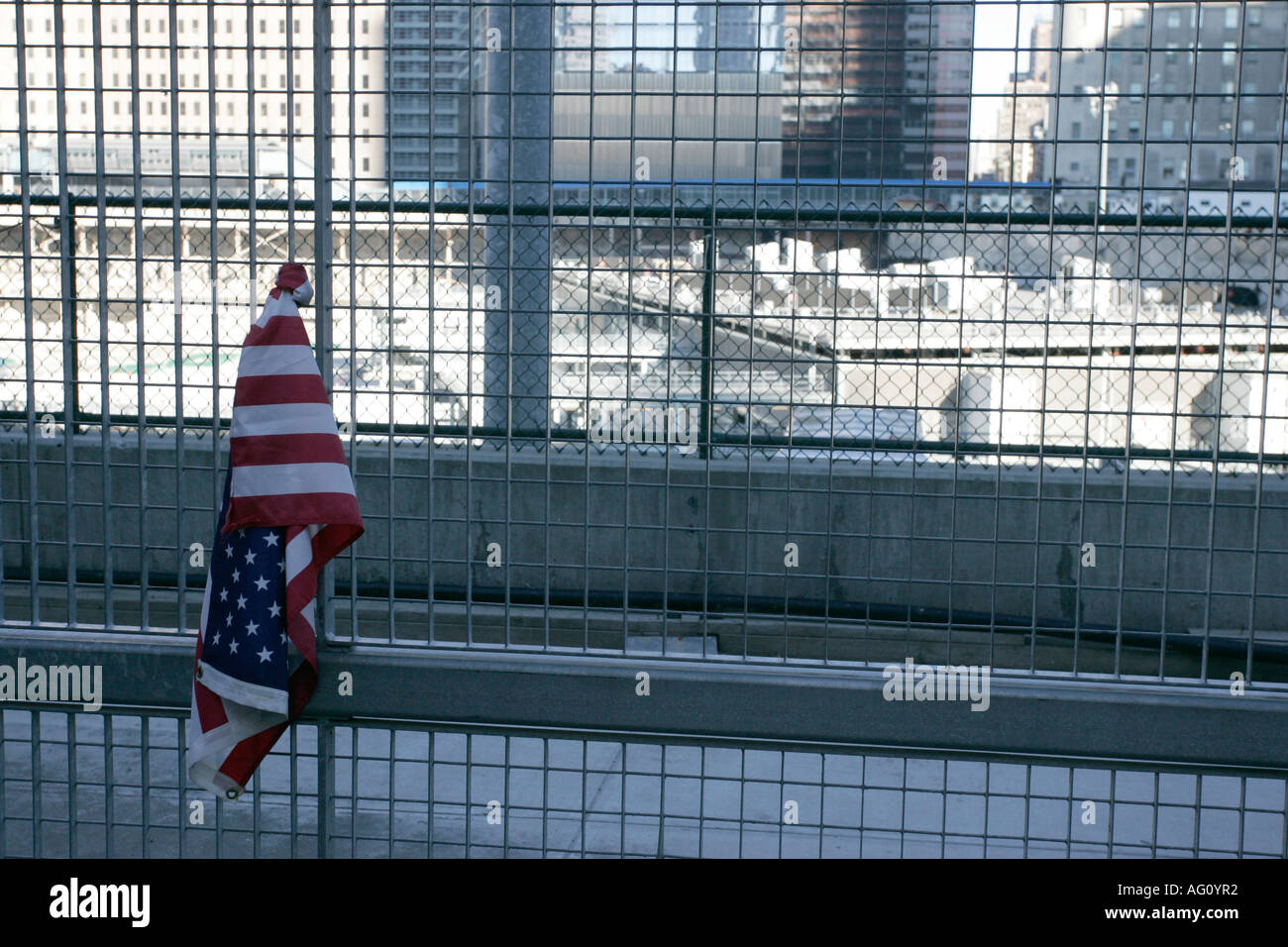 einzelne kleine Gedenkstätte, die uns Flagge an den Zaun auf das World Trade Center Wiederaufbau Site gebunden Stockfoto