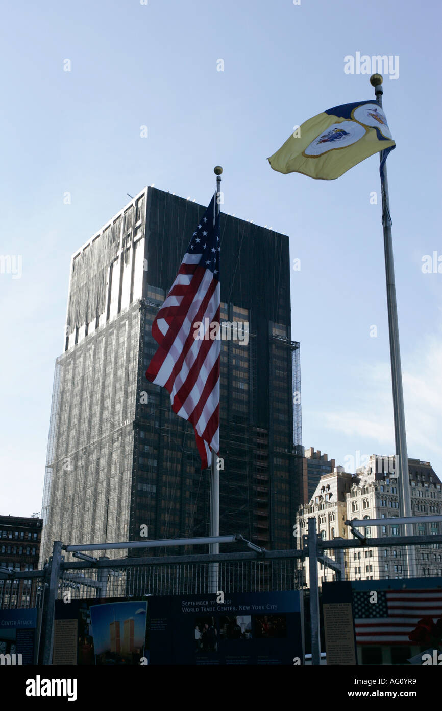 US und New York flaggen vor dem gebäude der deutschen Bank, das bis zum 11. September vor seinem Abriss im Jahr 2006 auf der Liberty Street beschädigt wurde Stockfoto