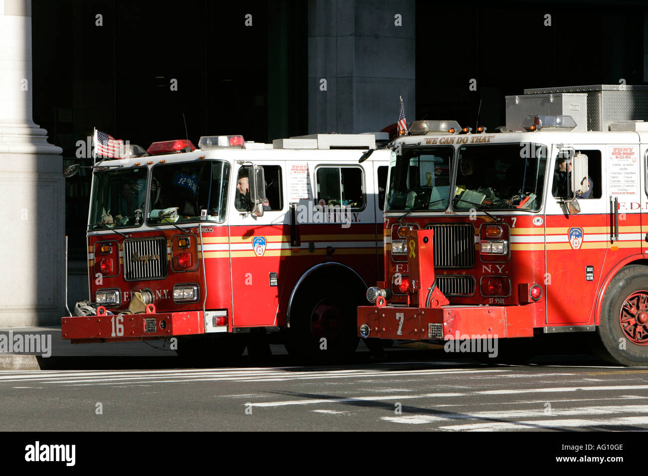 zwei FDNY Feuerwehrfahrzeuge 16 und 7 warten neben Zebrastreifen 34th Street New York City New York USA Stockfoto