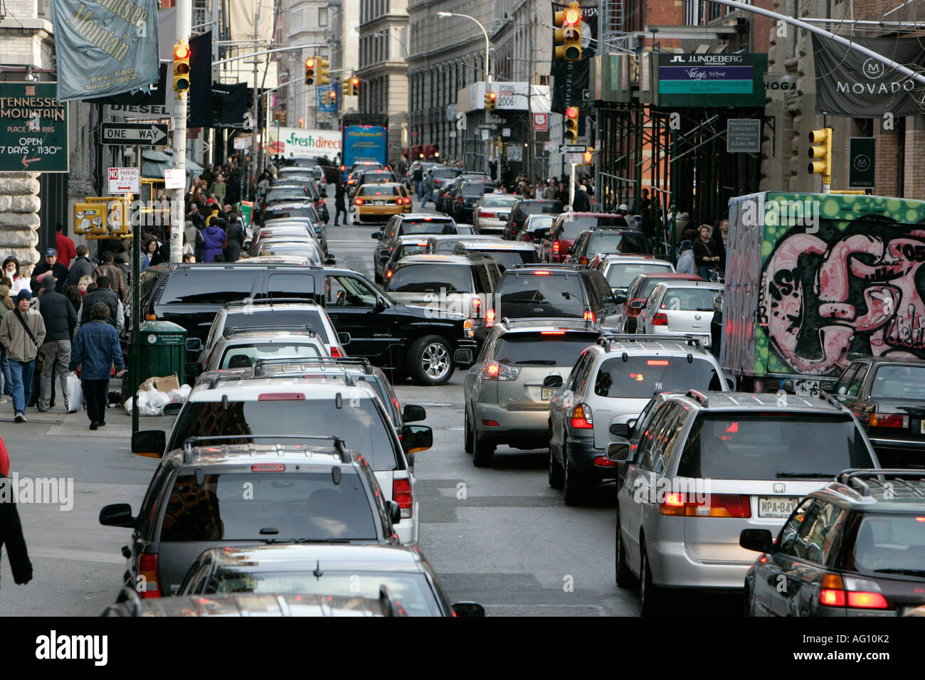 Verkehr in der Warteschlange auf der 6th Avenue in Soho New York City New York USA Stockfoto