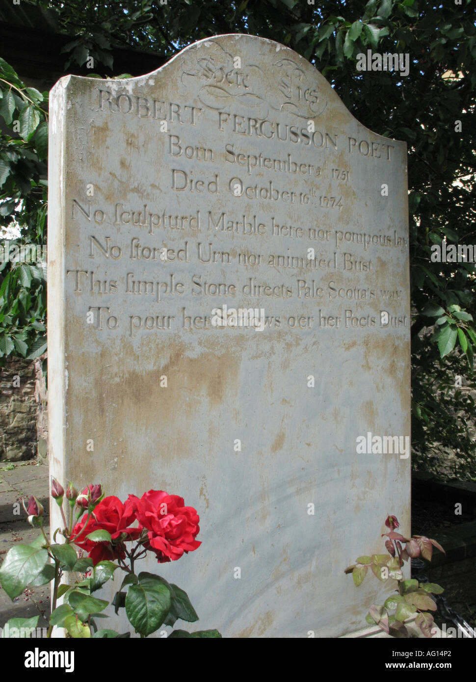 Das Grab von der Edinburgh Dichter Robert Fergusson im Canongate Kirkyard, Edinburgh, Schottland, UK. Stockfoto