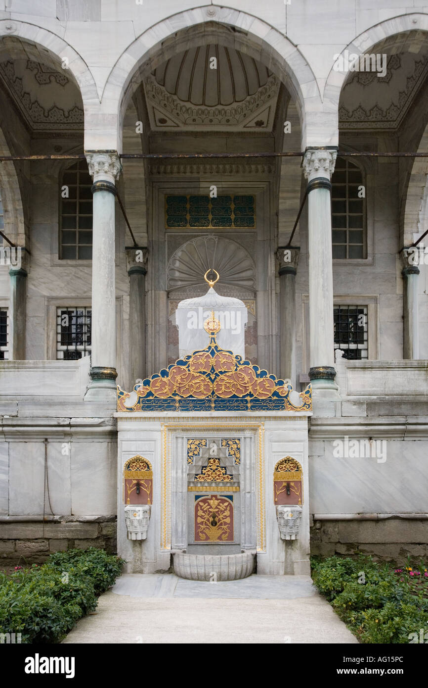 Springbrunnen am Eingang der Bibliothek von Ahmet III im Topkapi Palast in Istanbul Türkei Stockfoto