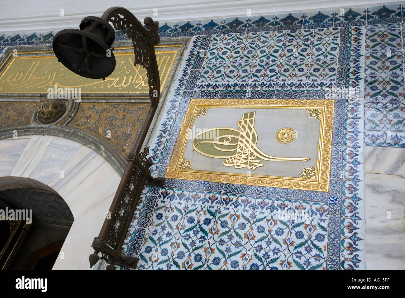 Die Sultane Tugra verschönert auf eine Firman in osmanische Kalligraphie an den Wänden des Topkapi-Palastes in Istanbul Türkei Stockfoto