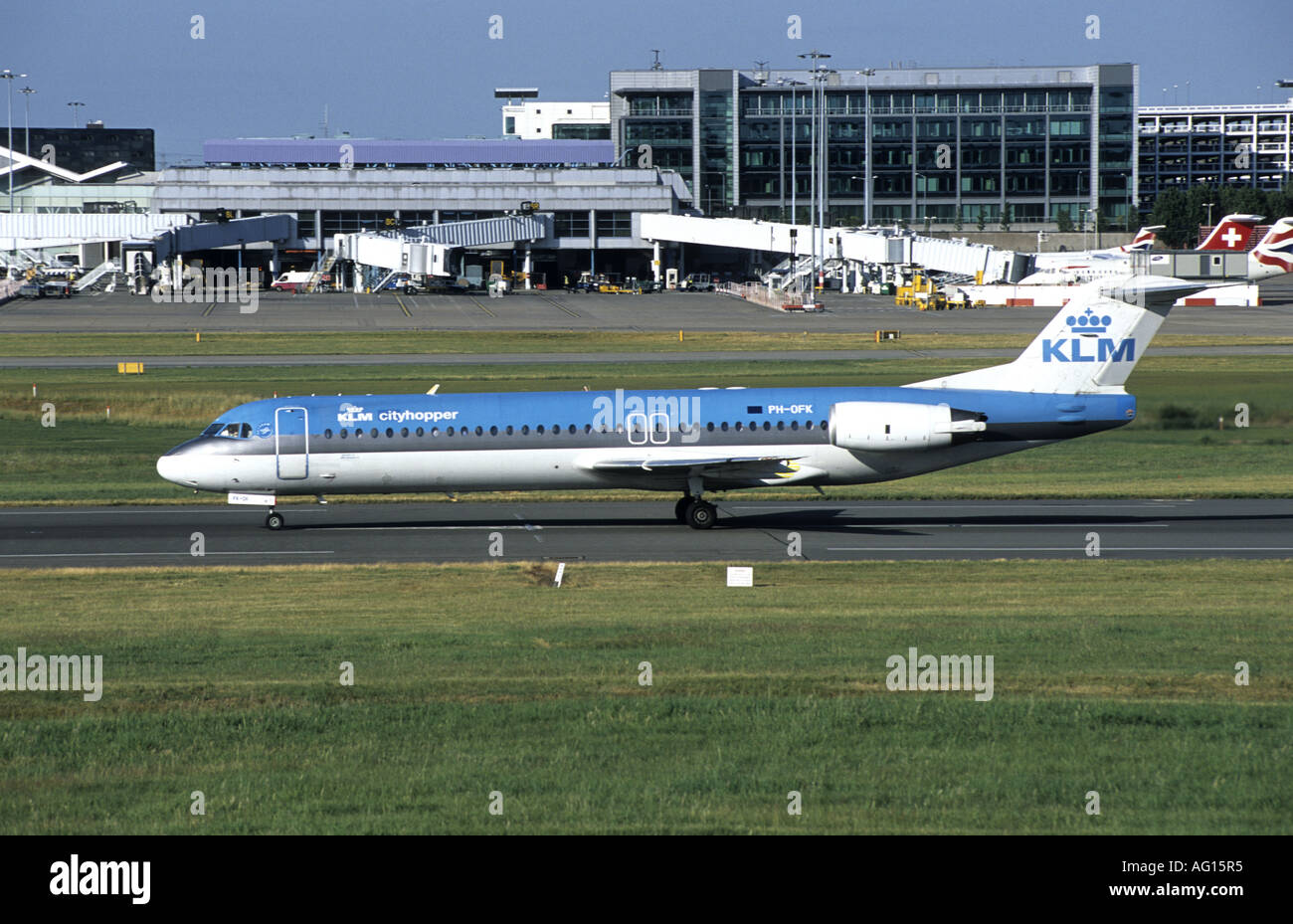 KLM Cityhopper Fokker 100 Flugzeuge etwa abzunehmen am Flughafen Birmingham, West Midlands, England, UK Stockfoto