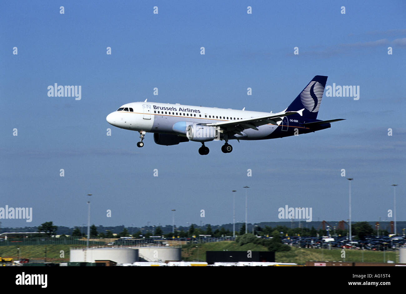 Brüssel Airlines Airbus-Flugzeuge landen am internationalen Flughafen Birmingham, West Midlands, England, UK Stockfoto