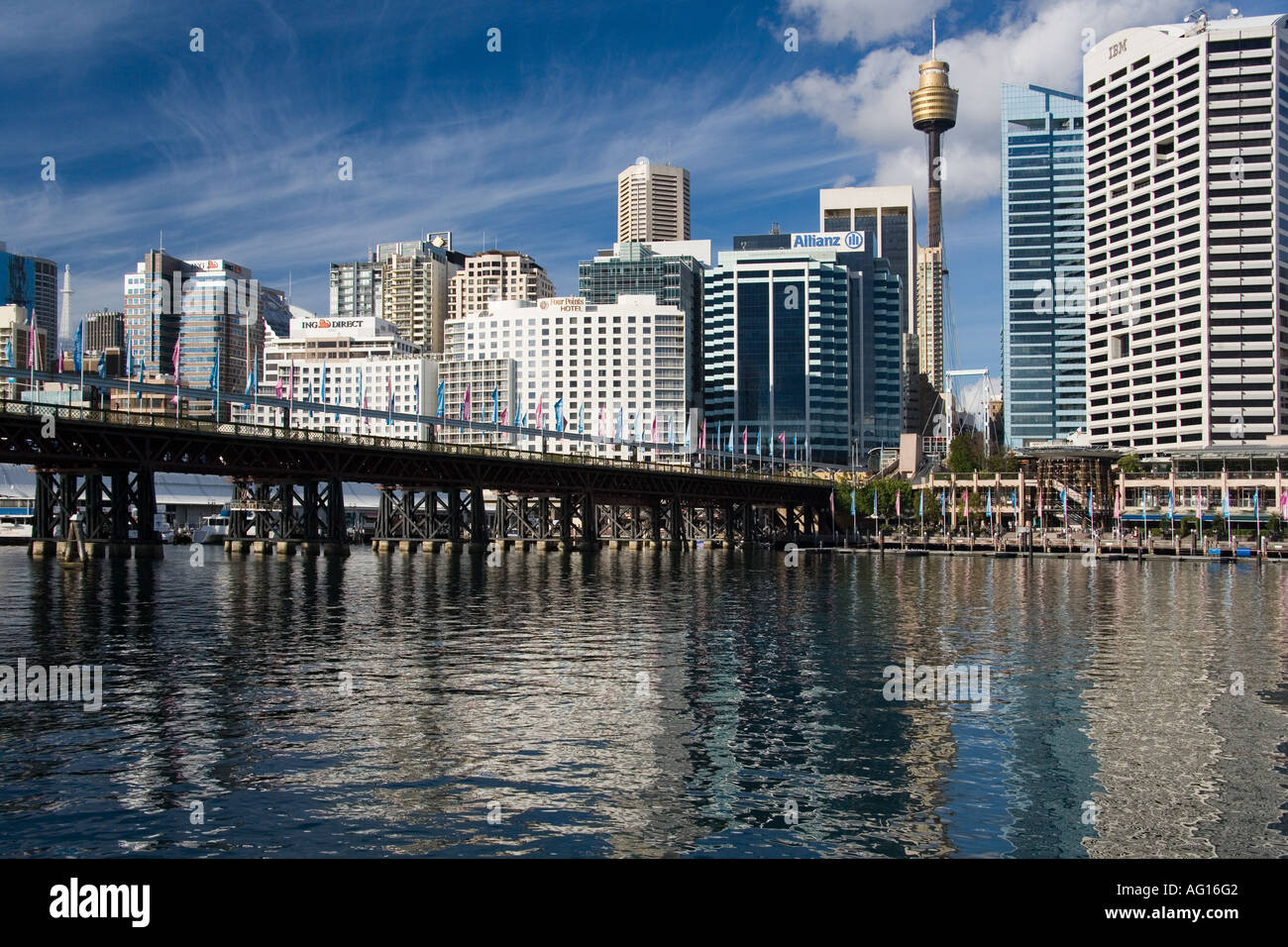 Sky Tower und Stadt von Darling Harbour in Sydney Australia gesehen Stockfoto