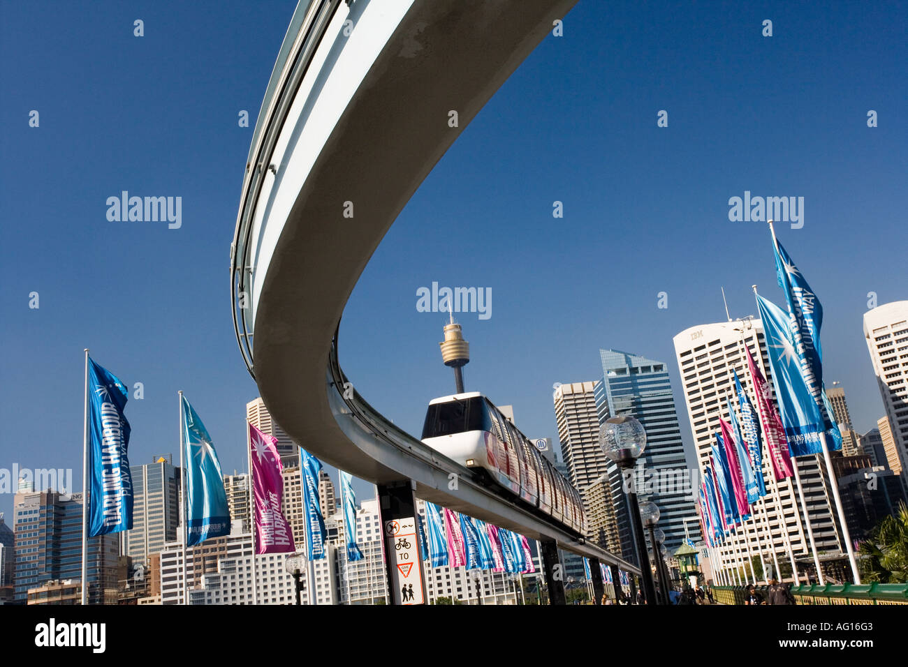 Einschienenbahn Verkehrsleitsystem mit Sky Tower im Hintergrund in Darling Harbour in Sydney Australia Stockfoto