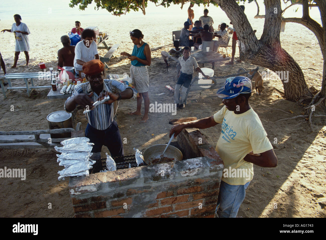 South East Coast Morant Bay Strand grillen für das Personal von der University of the West Indies Stockfoto