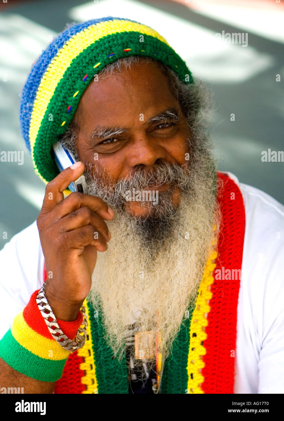Lokalen Charakter ein Künstler Schnitzer auf Caudan Waterfront in Mauritius. Stockfoto