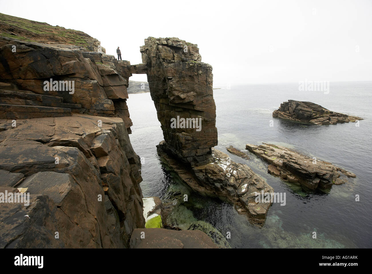 Figur steht auf natürliche Bogen Garthna Geo Bucht Yesnaby Orkney Scotland UK Stockfoto