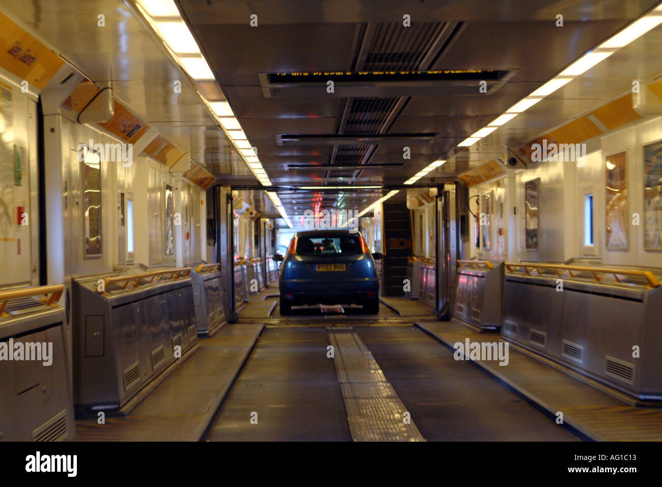 EurotunnelInterieur der Beförderung Cross ChannelWaggon landet Calais Frankreich Europa
