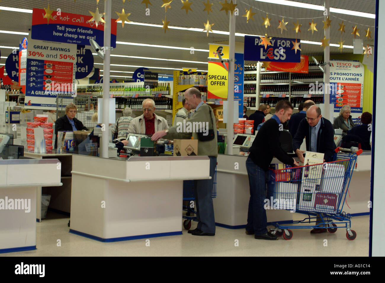 Alkohol-Kasse Vinothek zu zitieren Europa Calais Frankreich Europa Tesco Speicher Stockfoto