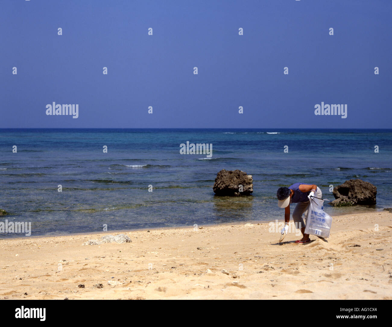 Strand Aufräumen auf der Insel Okinawa, Japan Stockfoto