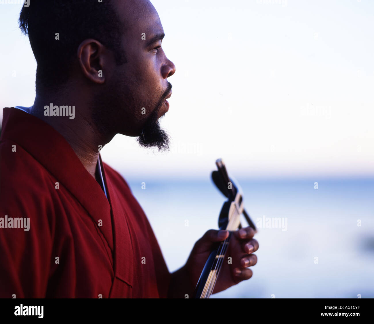 Byron Jones - ein Amerikaner, ein Meister des traditionellen Okinawa Instruments der Sanshin geworden ist Stockfoto