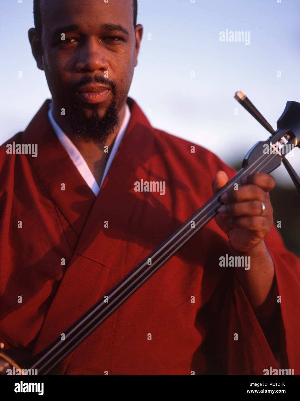 Byron Jones - ein Amerikaner, ein Meister des traditionellen Okinawa Instruments der Sanshin geworden ist Stockfoto