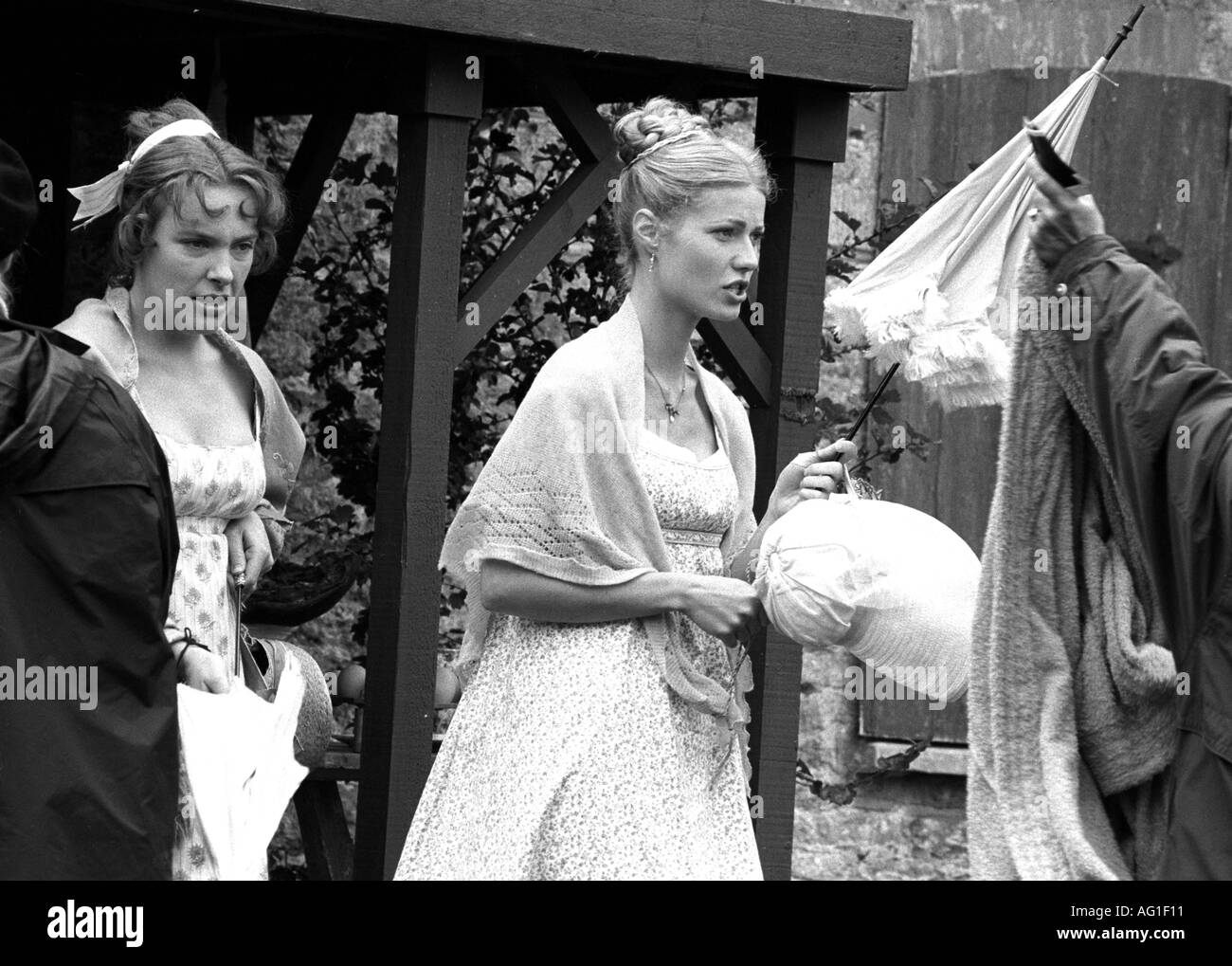 Gwyneth Paltrow und Toni Collette während der Dreharbeiten von Emma Stockfoto Gwyneth Paltrow und Toni Collette während der Dreharbeiten von Emma Stockfoto
