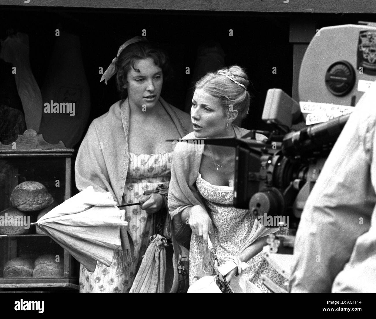 Gwyneth Paltrow und Toni Collette während der Dreharbeiten von Emma Stockfoto Gwyneth Paltrow und Toni Collette während der Dreharbeiten von Emma Stockfoto
