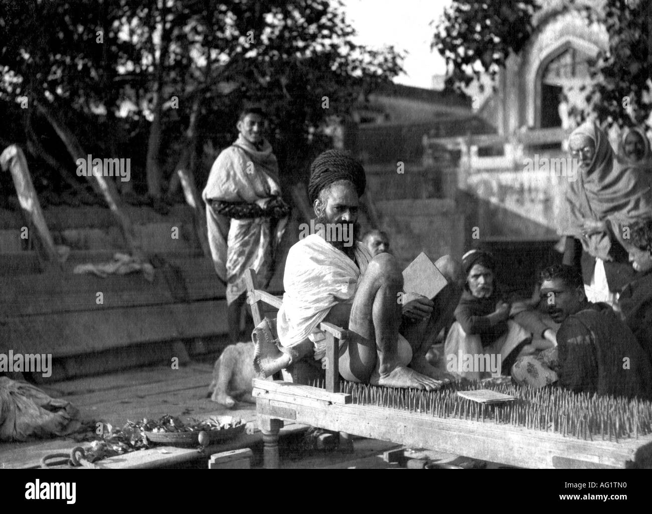 Geografie/Reisen, Indien, Menschen, Fakire, Fakir auf einem Brett mit Nägeln, Bengalen, Dezember 1908, Stockfoto