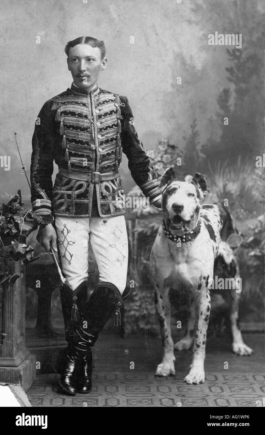 Krone, Carl, 21.10.1870 - 4.5.1943, deutscher Unternehmer, Gründer des Circus Krone, volle Länge, Tilsit circa 1900, Uniform, Tingmaster, Tamer, Hund, Großer Däne, Deutschland, Stockfoto