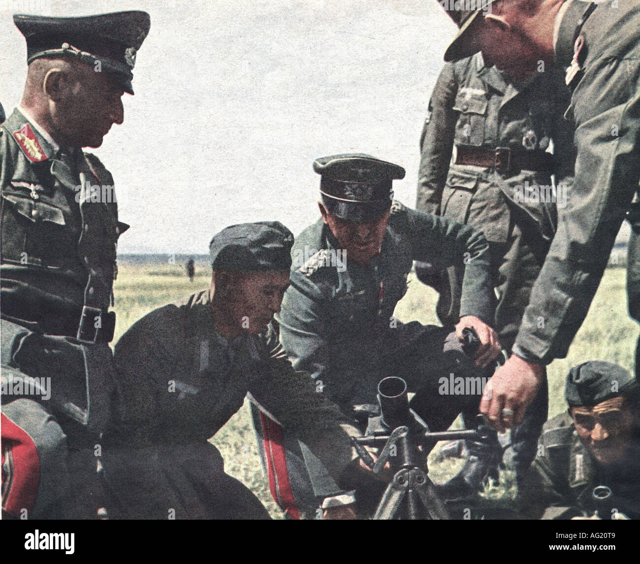 Veranstaltungen, Zweiter Weltkrieg/zweiter Weltkrieg, Ausländer im deutschen Dienst, Turkmenen, deutscher General, der die turkmenische Fremdenlegion besucht, Propagandafoto, von 'Signal', Nummer 24, 1943, Sonderausgabe 'Ost', französische Ausgabe, moslem, Soldaten, später 165. Infanterieabteilung, Deutschland, Wehrmacht, Stockfoto