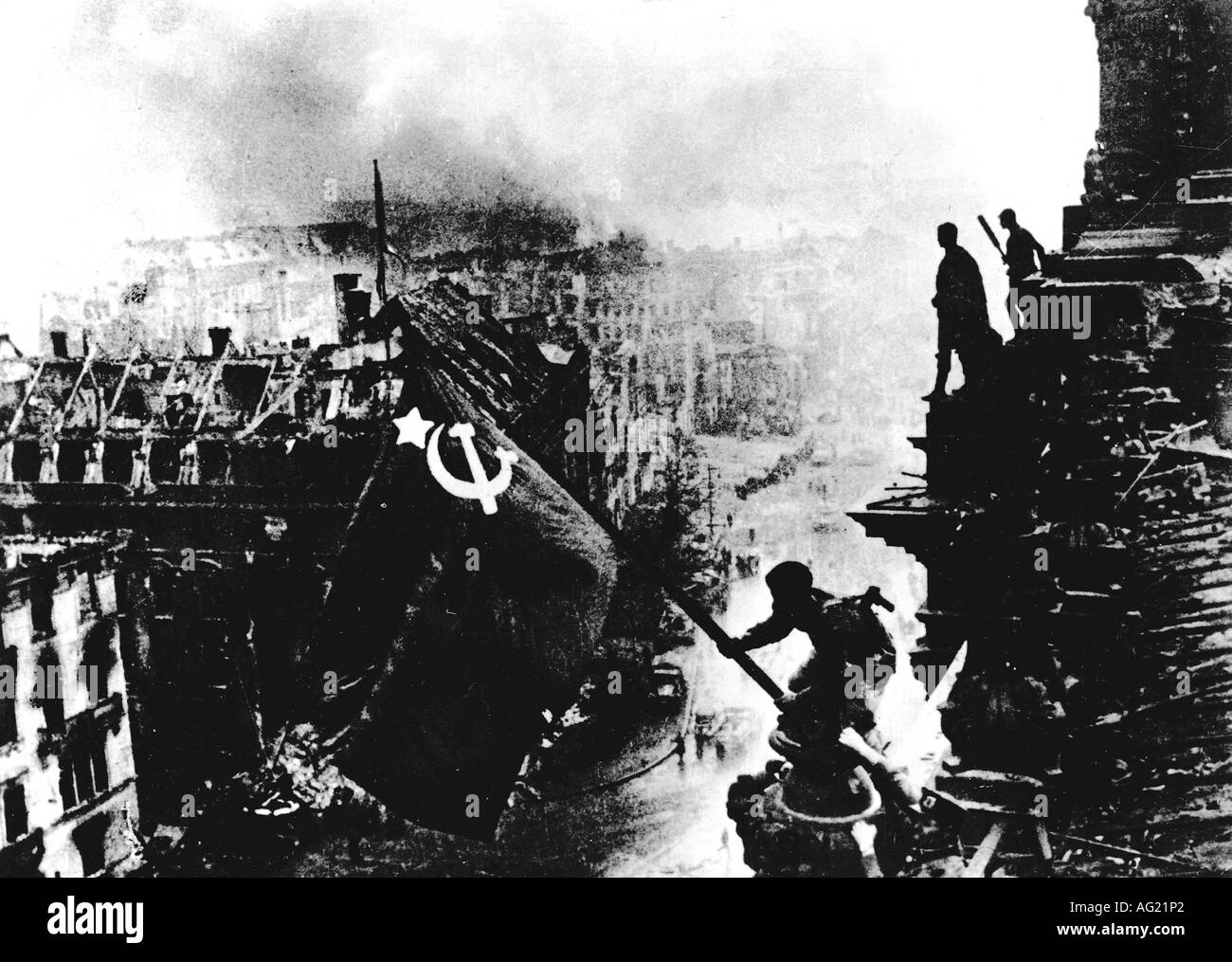 Ereignisse, Zweiter Weltkrieg / zweiter Weltkrieg, Deutschland, Schlacht um Berlin, der sowjetischen Soldat Militon Kantarija hebt die rote Fahne auf dem Reichstag, wieder in Szene gesetzt, 2.5.1945, Stockfoto