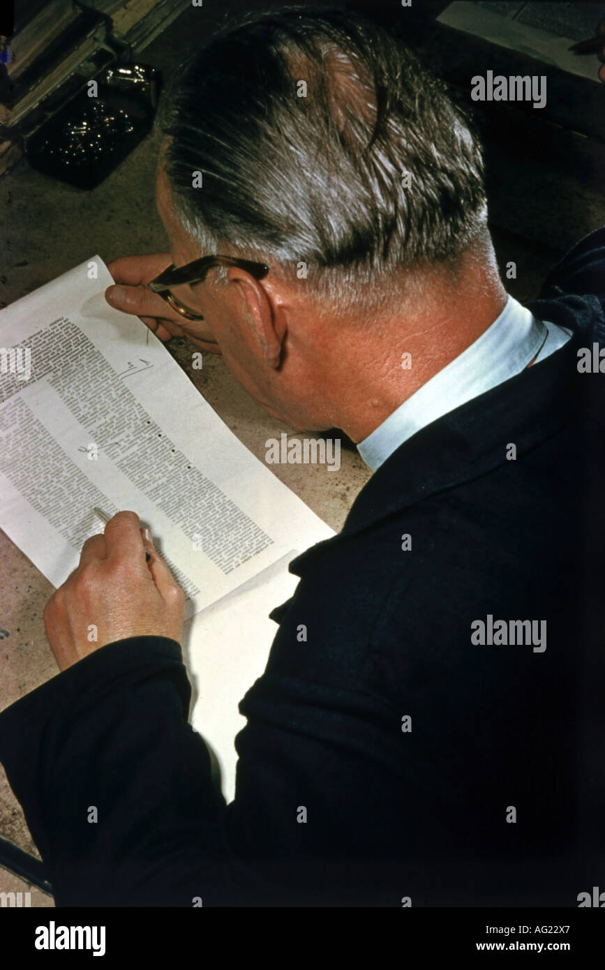 Presse/Medien, Herstellung einer Zeitung, Deutschland, Hof, Bayern, 1957, "Frankenpost", Redaktionsabteilung, Korrektur eines Seitenbeweises, Büro, Redakteur, Berufe, 50er, 20. Jahrhundert, Stockfoto