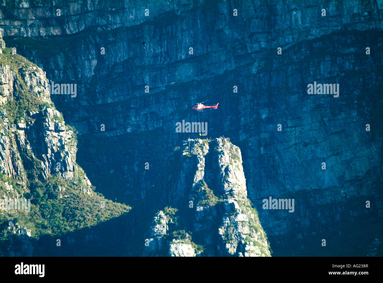 Ein Hubschrauber Unternehmen eine Rettungsaktion Stockfoto