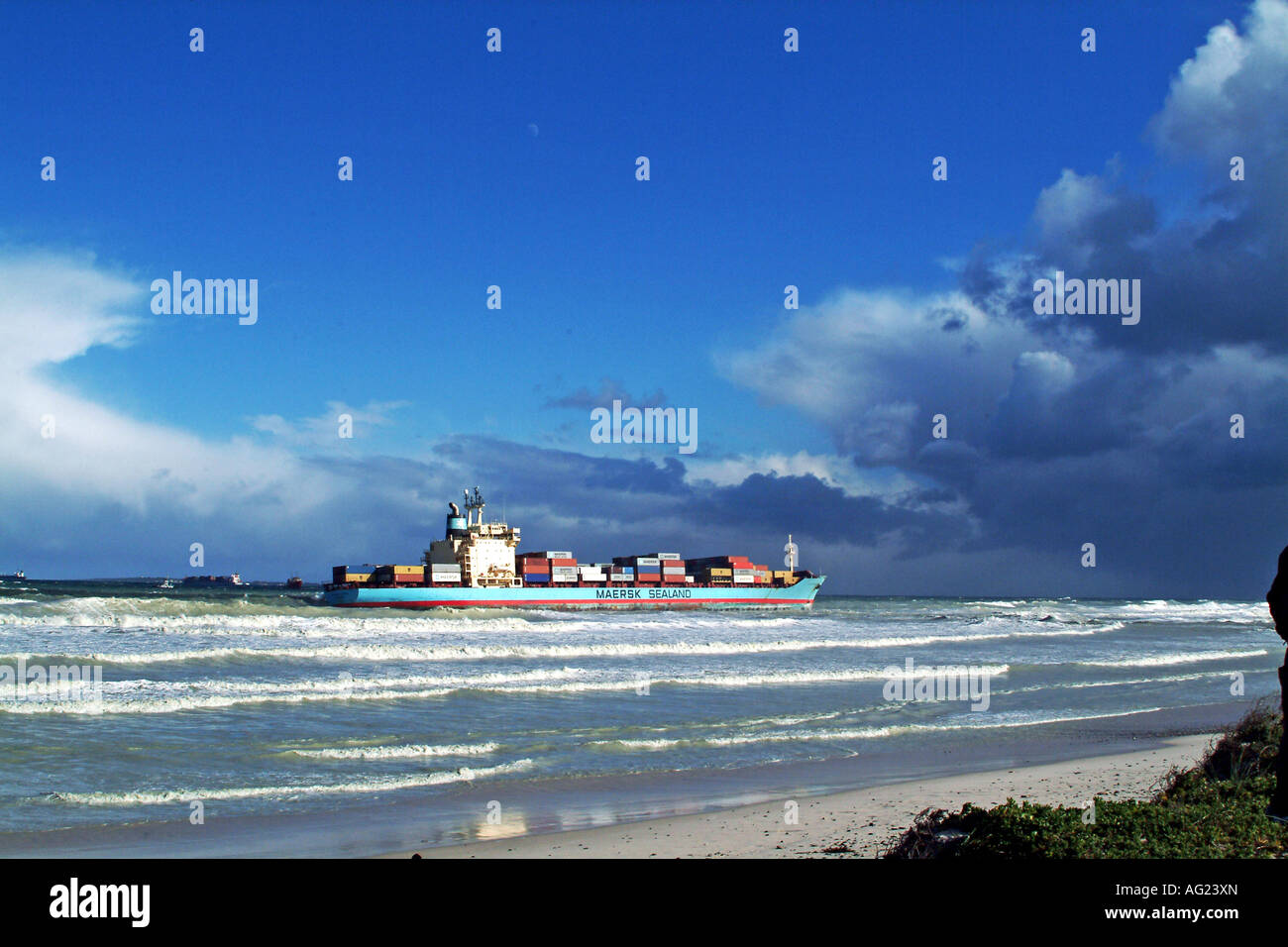 Containerschiff auf Grund gelaufen Stockfoto