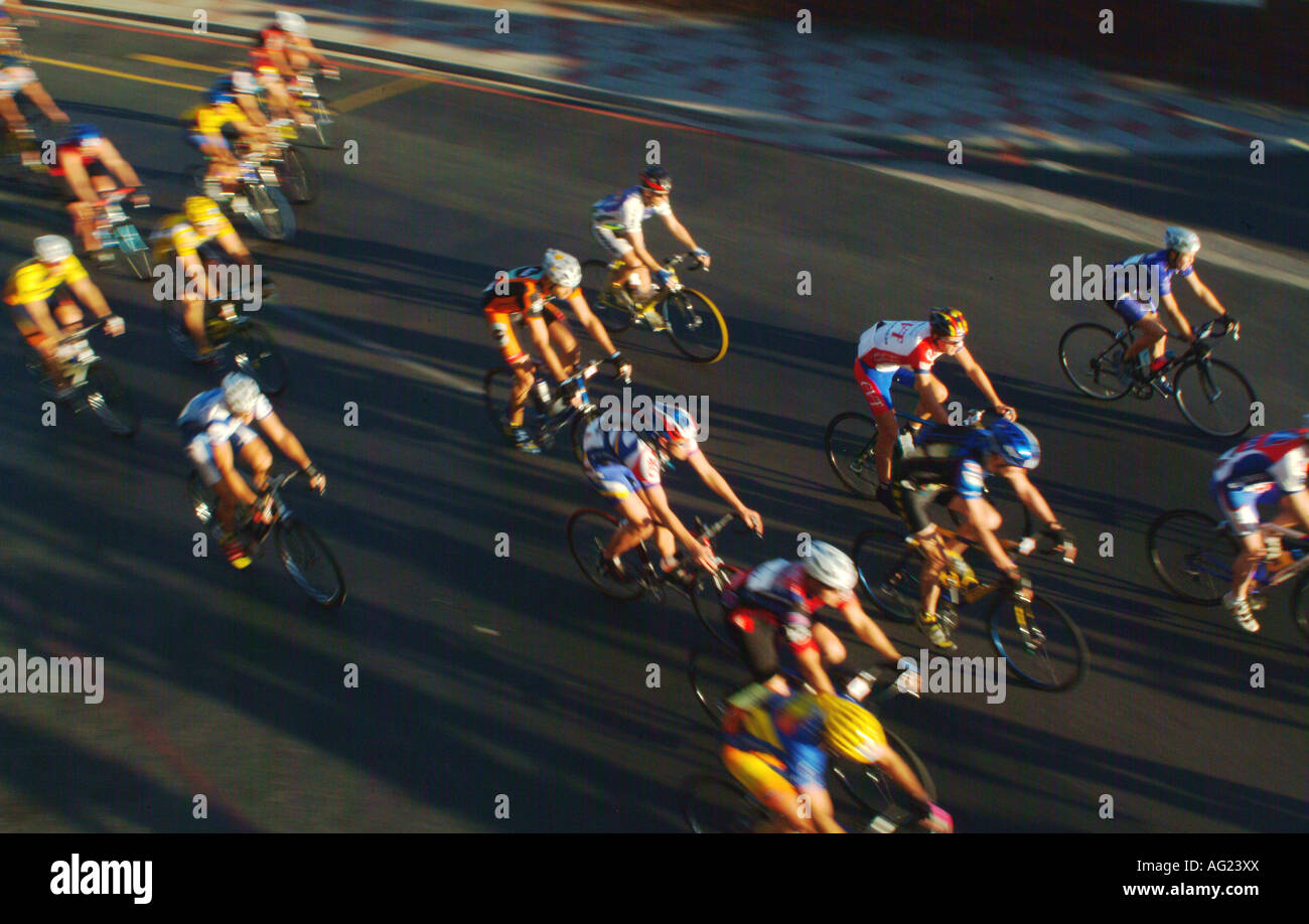 Gruppe von Radfahrern, die Teilnahme an einem Straßenrennen Stockfoto