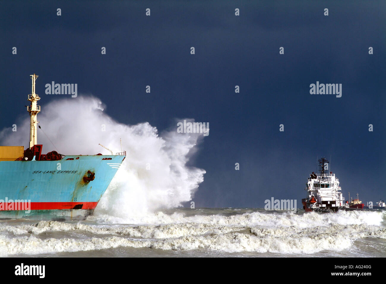 Schiffswrack mit Schlepper stehen durch Wellen schlug Stockfoto