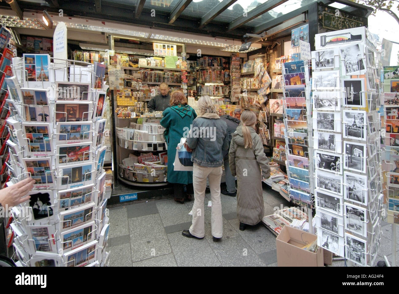 Paris Leute einkaufen bei typischen Karte Postkarte Zeitschrift und Zeitung Kiosk Stall auf Pflaster mit Anbieter Kunden Frankreich Stockfoto