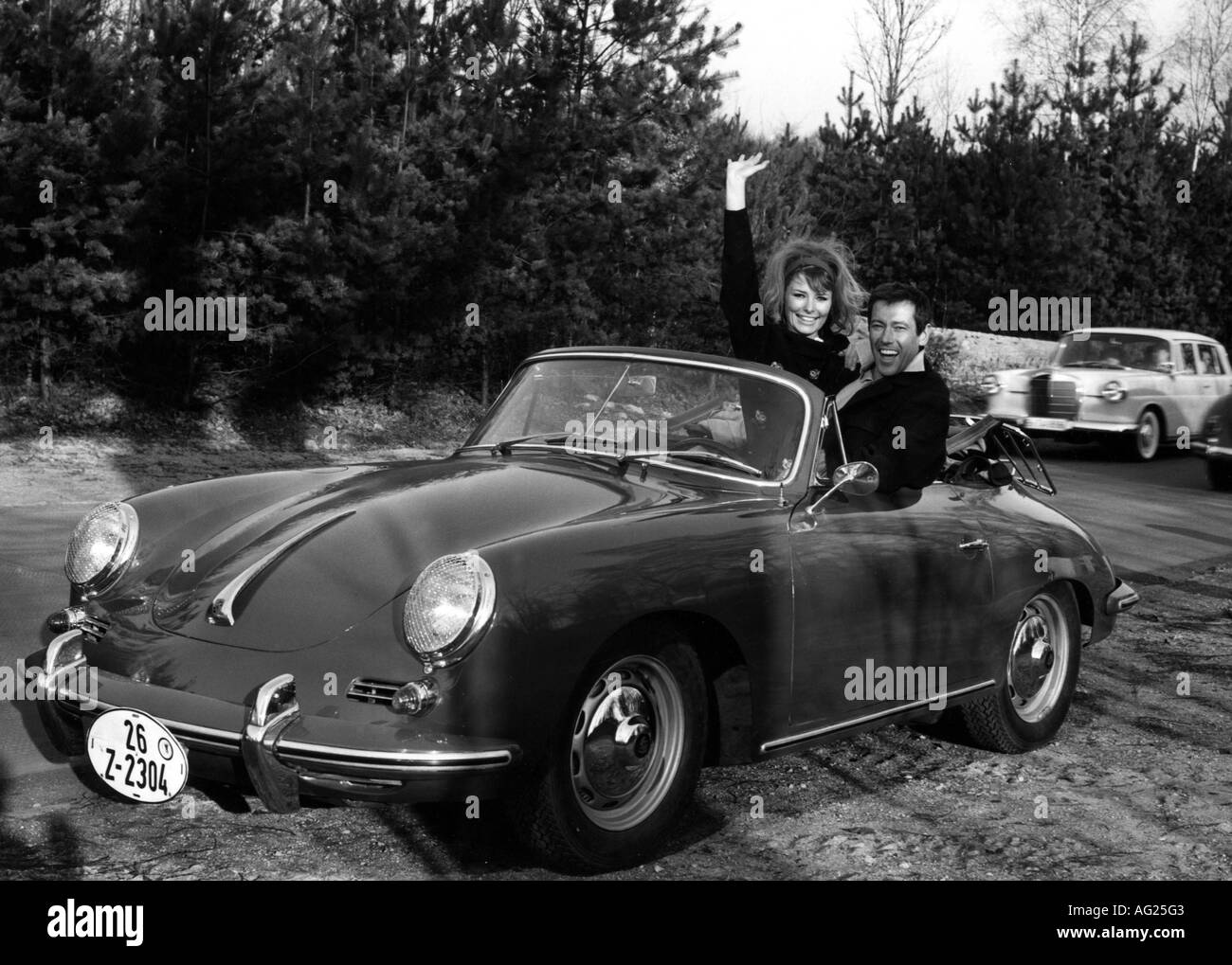 Schönherr, Dietmar, 17.5.1926 - 18.7.2014, österreichischer Schauspieler, mit Vivi Bach, im Auto sitzend (Porsche 356 B), 1960er Jahre, Stockfoto