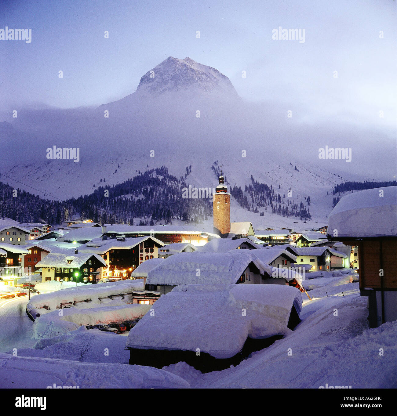 Geografie/Reisen, Österreich, Vorarlberg, Lech, Ansichten/Landschaften, Wintersportort, Nachtaufnahme, Winter, Stockfoto