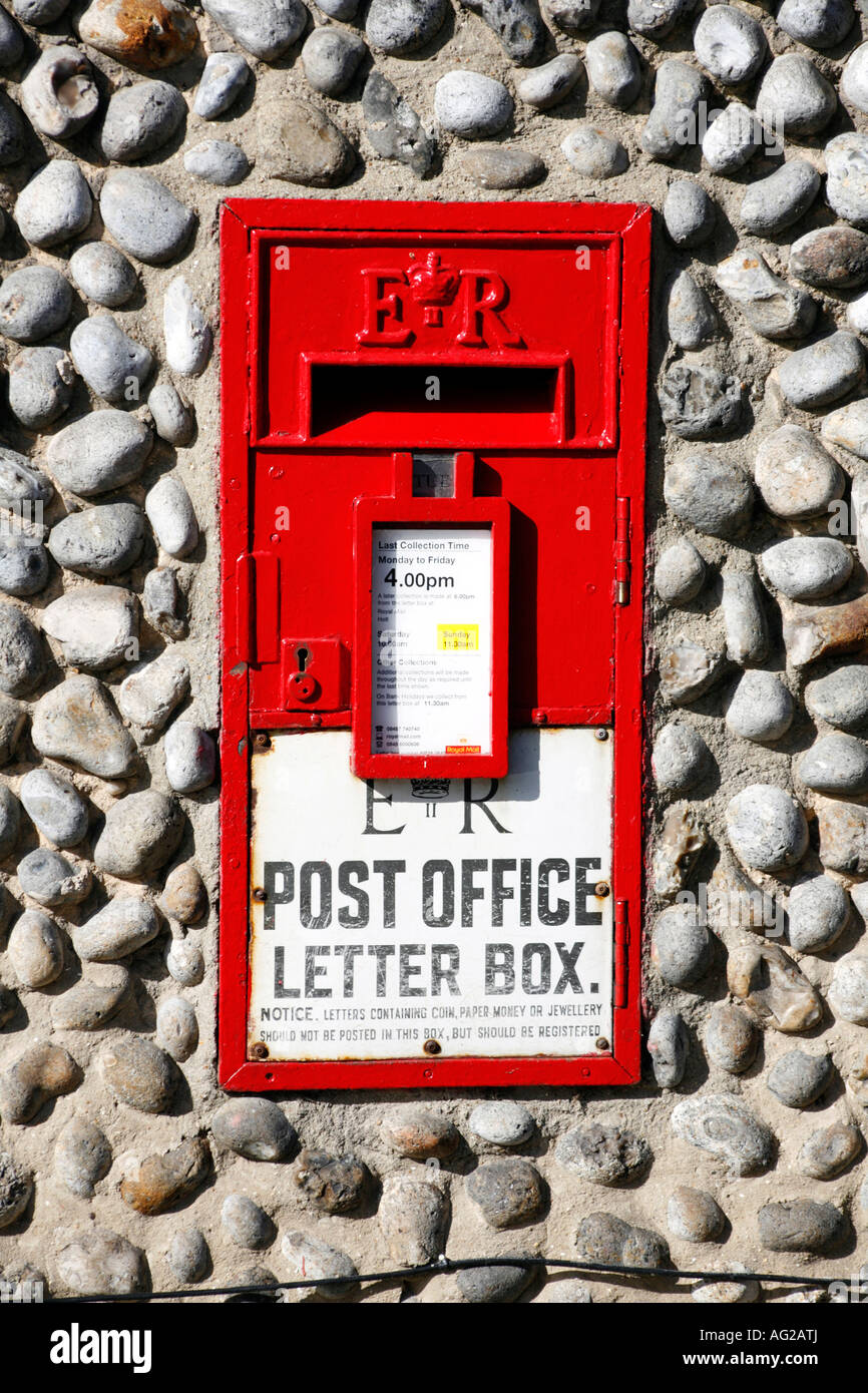 Royal Mail Red Letter Box set in Kies Wand Cley nächstes Meer Norfolk England Stockfoto Royal Mail Red Letter Box set in Kies Wand Cley nächstes Meer Norfolk England Stockfoto