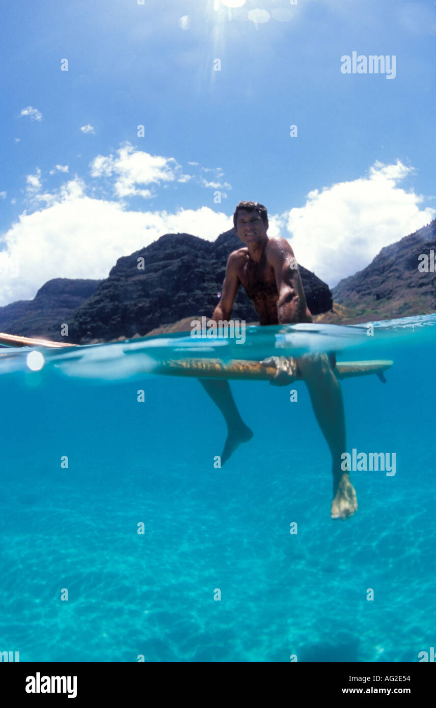 Hawaii Kauai Surfer sitzen auf Surfbrett im Ozean u w Oberseite geteilte Ebene Ansicht Herrn zur Verfügung Stockfoto